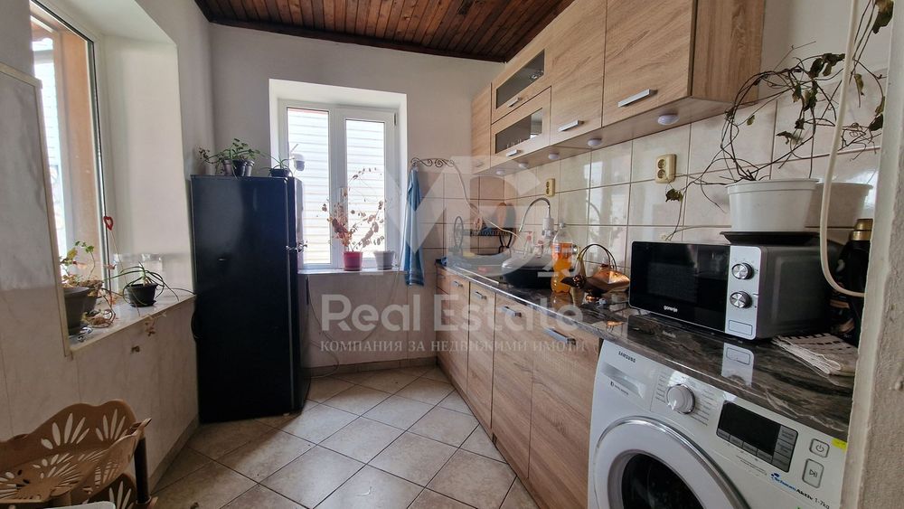 Едноетажна къща с двор и гараж!