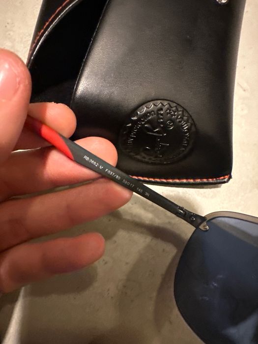 Продавам слънчеви очила RayBan в коллаборация с Ferari. Топ състояние!