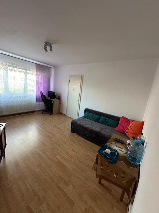 Închiriez apartament