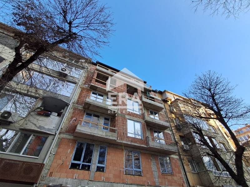 Тристаен апартамент за продажба, в новострояща се сграда, район Лятно