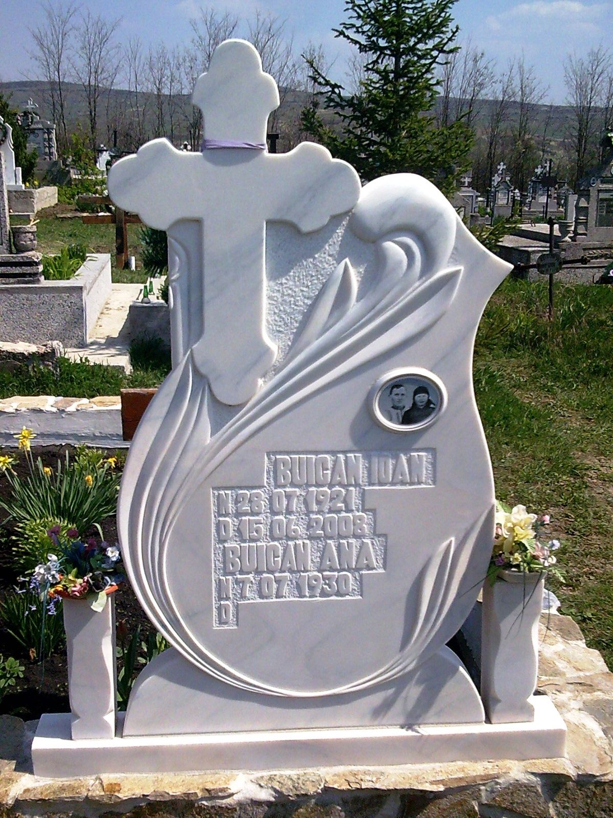 Vând monumente funerare în toată țara