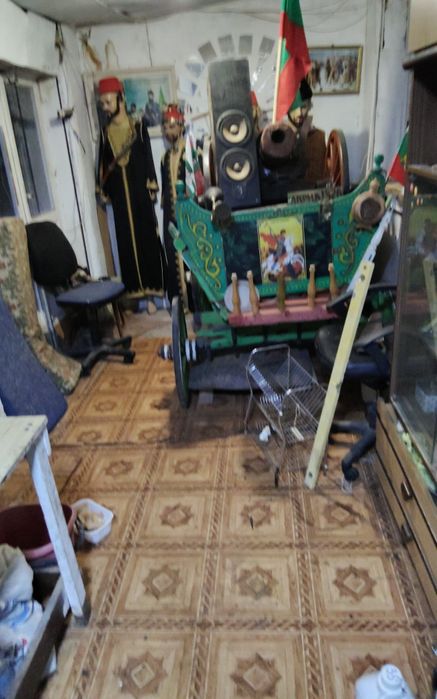 Продавам старинна каруца и старо немско колело