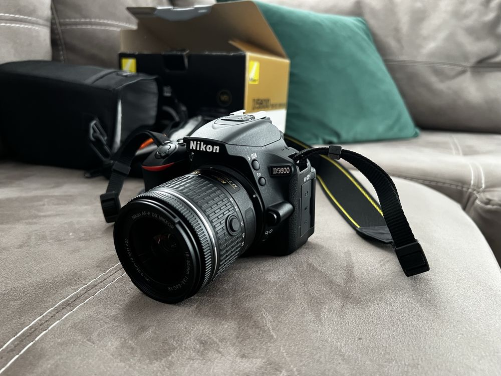 Nikon D5600 с китов обектив 18-55мм и карта памет