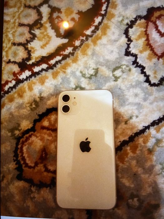 Айфон 11 белый.