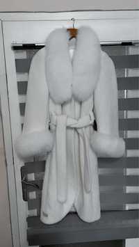 Бяло палто лисица и алкантара