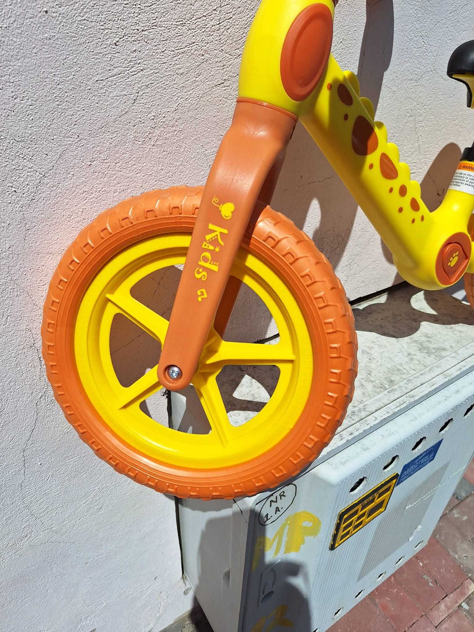 Bicicleta portocalie fara pedale pentru copii 2-5 ani Action One Spiky