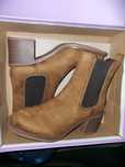 Botine maro, toc mic