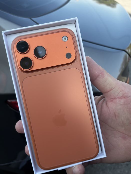 iPhone 17 Pro Max. Samsung S 25 Ultra.