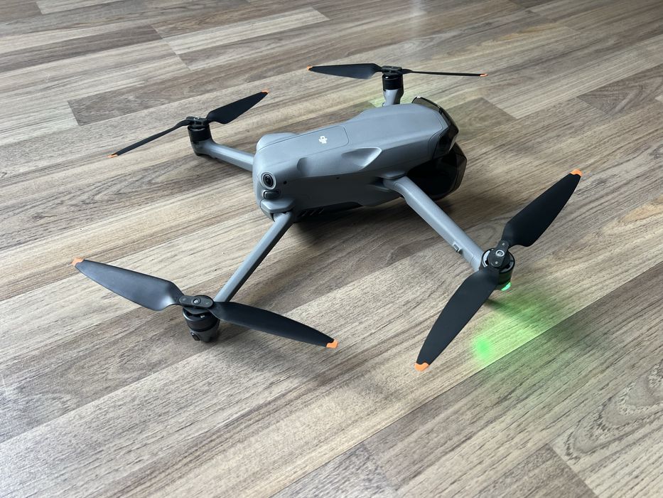 Продавам DJI Air 3S Fly More Combo