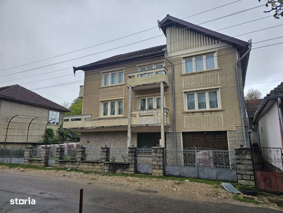Casa vila cu 10 camere, loc Izbuc, Bihor