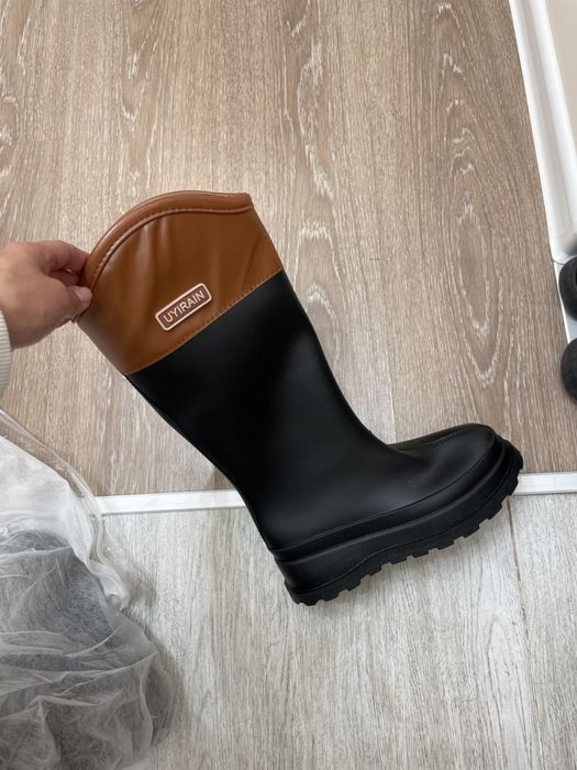 Женские резиновые сапоги модные