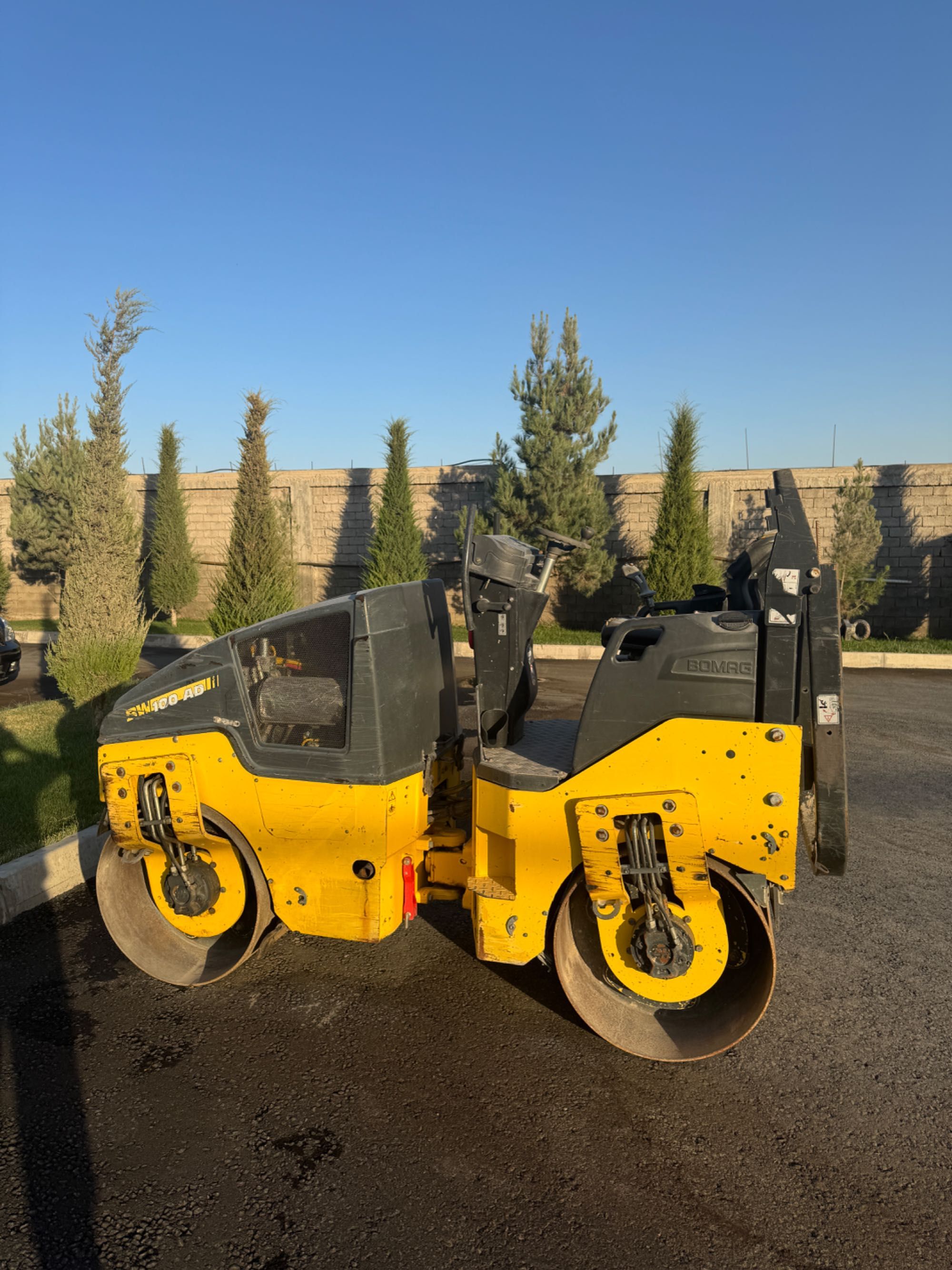 Каток Bomag BW 100 AD