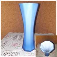 Редкая  ваза Двухслойное матовое и молочное стекло