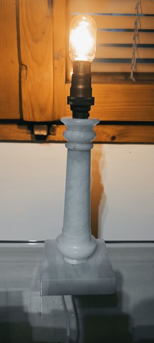 Мраморна настолна лампа