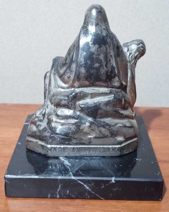 Statueta religioasa reprodusa dupa sculptura Pieta a lui Michelangelo