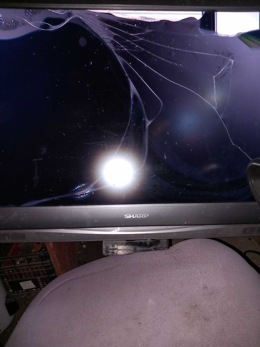 Продавам телевизор със счупен екран
