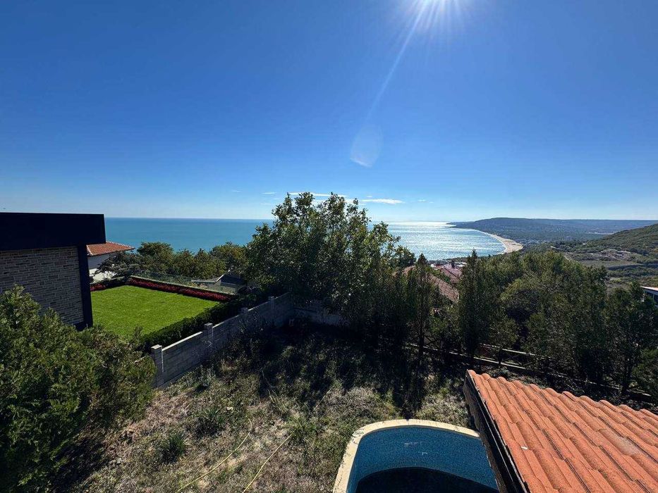 Двуетажна къща с басейн и морска гледка