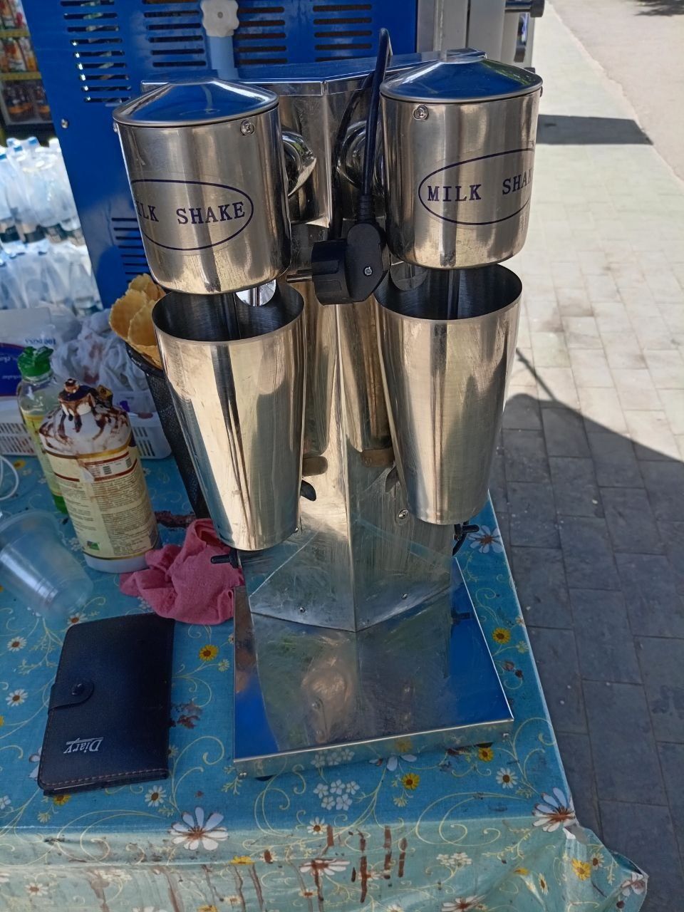 Срочно продаётся мороженое фрейзе аппарат 380 w, морозильник.