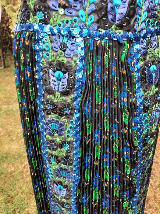 Sort cu bocori si fusta plisata haine traditionale, populare