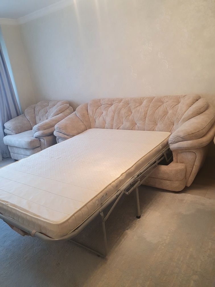Продам Диван с креслами