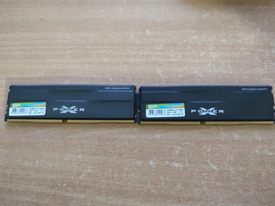 Plăcuțe RAM DDR4 16gb ca noi.