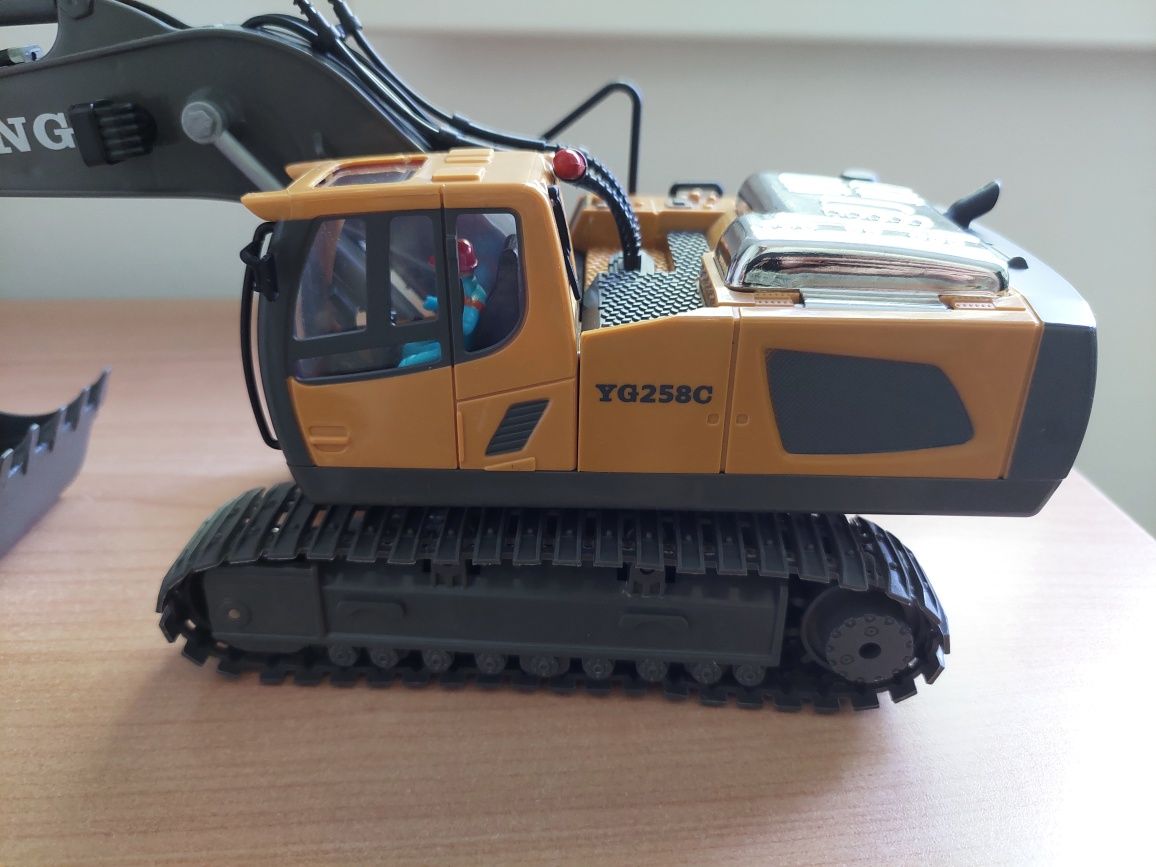 Excavator cu telecomanda