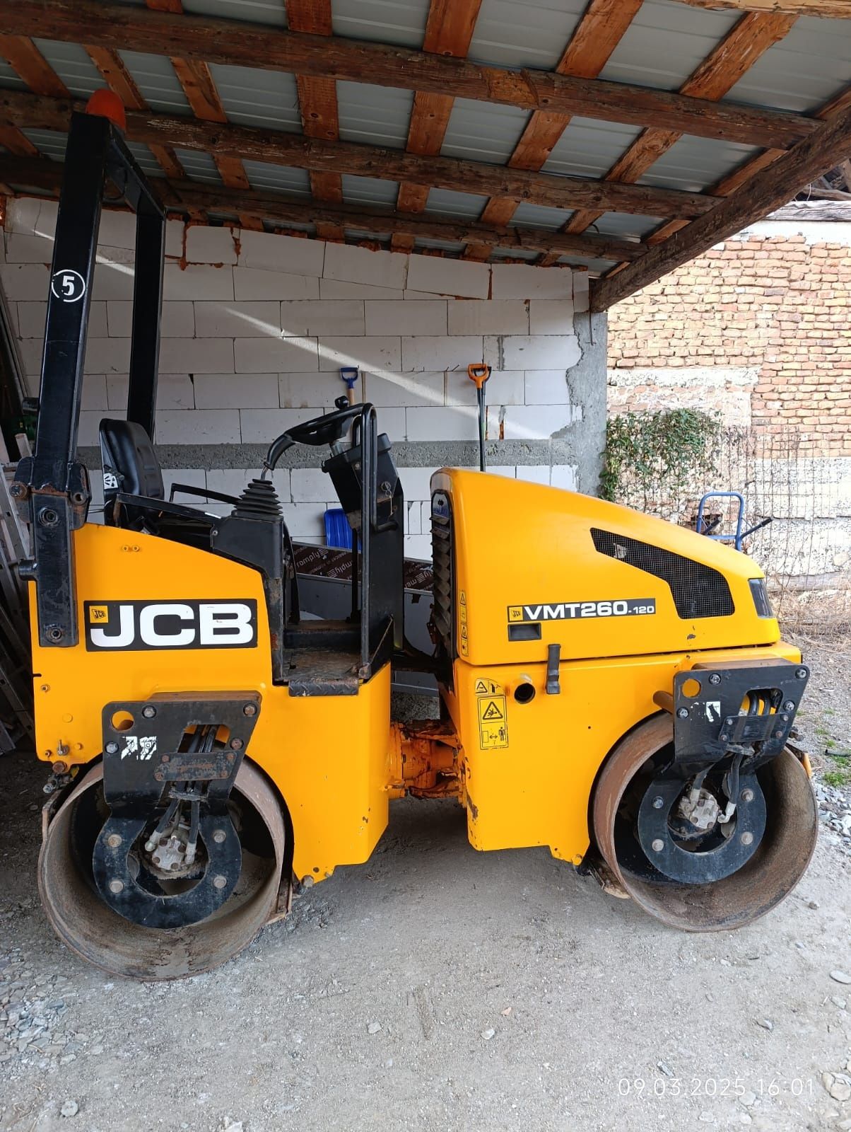 Inchiriez/Vand Cilindru vibro-compactor Jcb