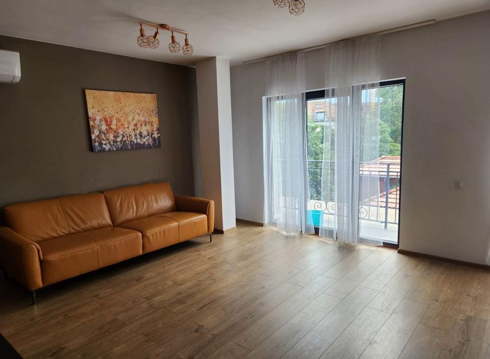 Дава се под наем Тристаен апартамент в Пловдив, Център - 110 кв.м за 850 € - Снимка #2