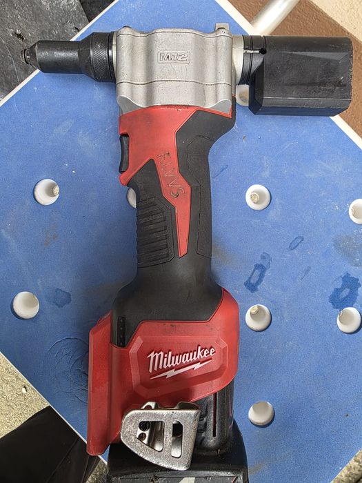 Milwaukee popnituri m12 completa