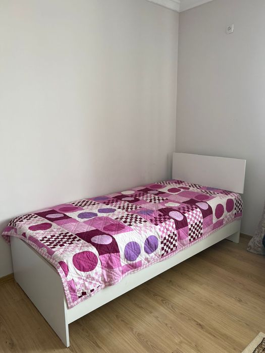 Кровать одноместная с матрасом и прикроватной тумбой