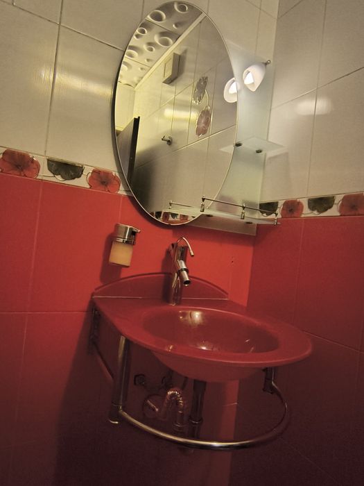 Запазени стъклен умивалник и огледало