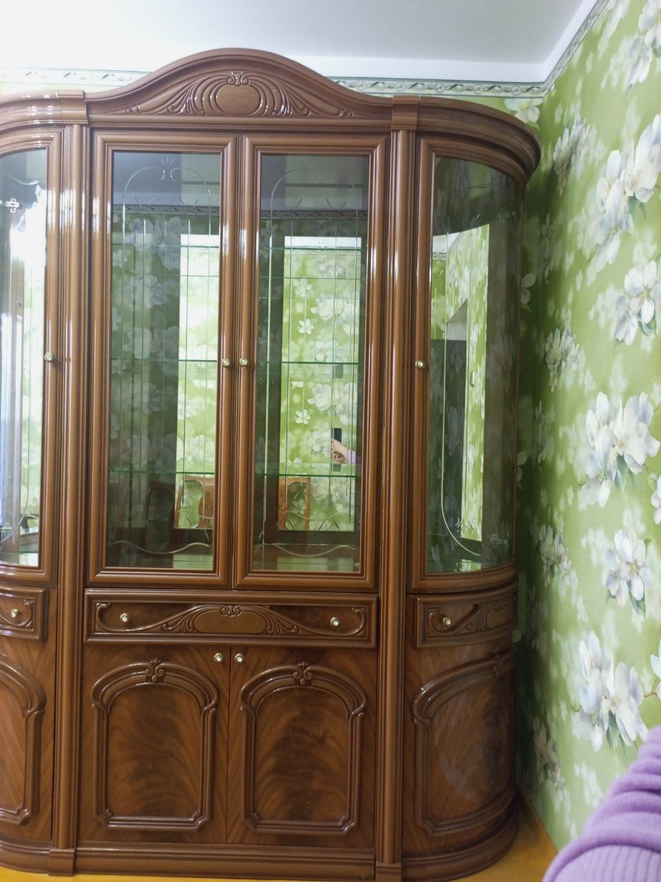 Продам мебель для зала сервант с зеркальным комодом.Италия.Новое