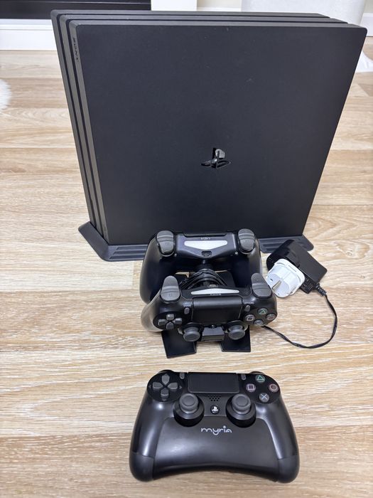 PS 4 PRO 1TB + 3 controlere + suport si incarcator + baterie