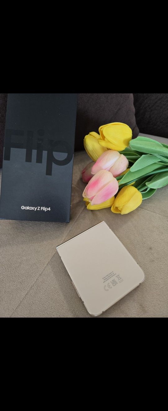 Samsung Galaxy Z Flip 4 с кутия