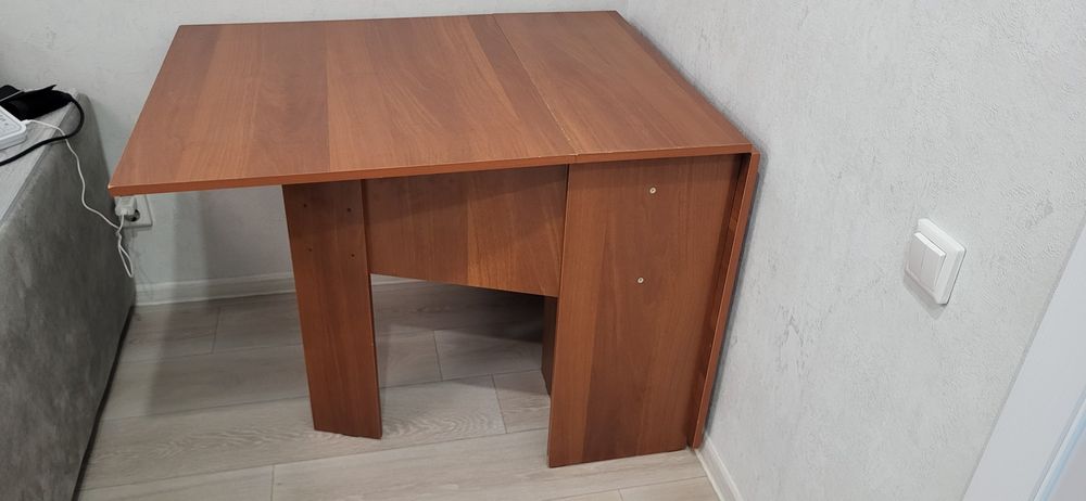 Продам стол книжку в отличном состоянии.