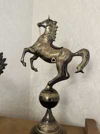 Лошадь статуя металлическая