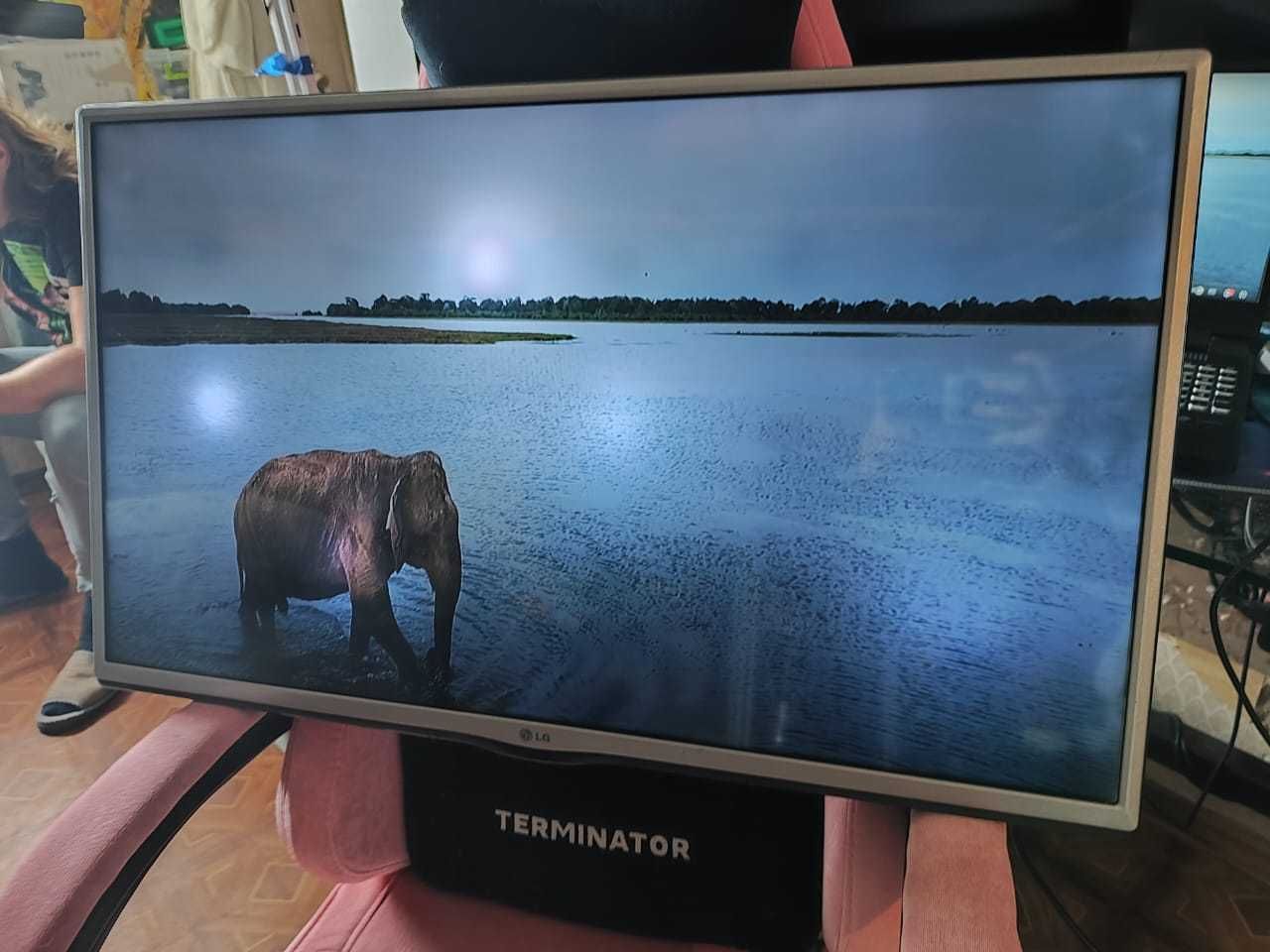 Телевизор LG 32 дюйма с небольшими засветами+Smart tv приставка