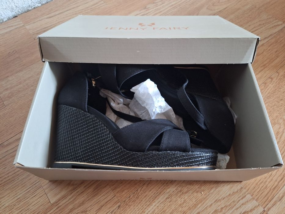 Нови обувки на платформа