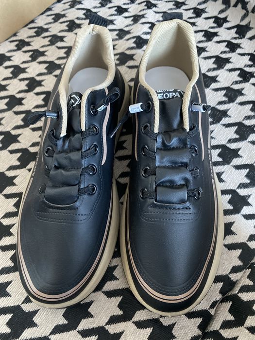 Продам кроссы новые