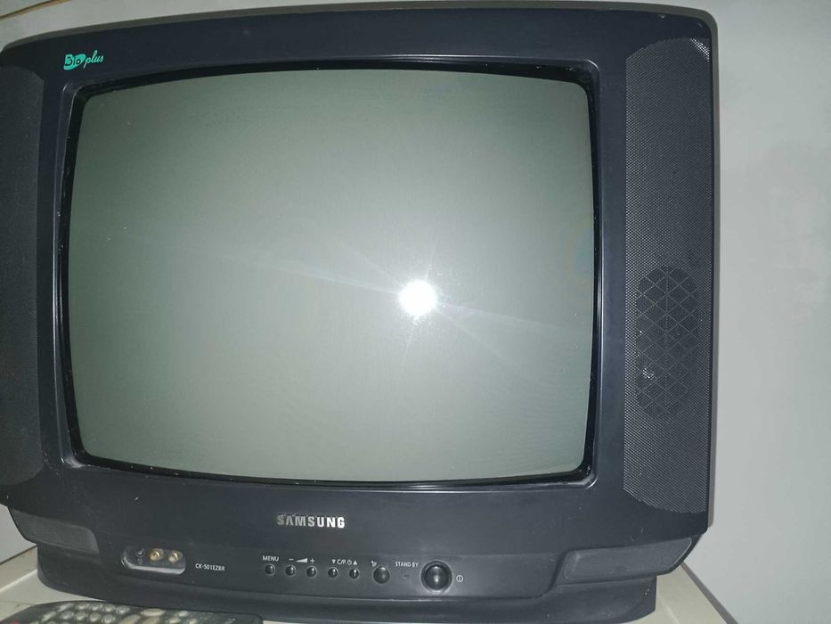 Телевизор с пультом
