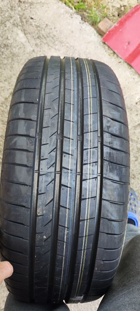 Vând un cauciuc Bridgestone 255 55 R19 Nou