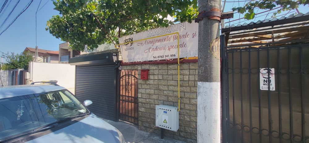 Casă bătrânească îngrijită, cu curte umbroasă și grădină, de vânzare