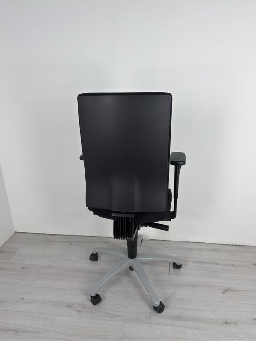 Ергономичен офис стол Dauphin който съчетава елегантен дизайн