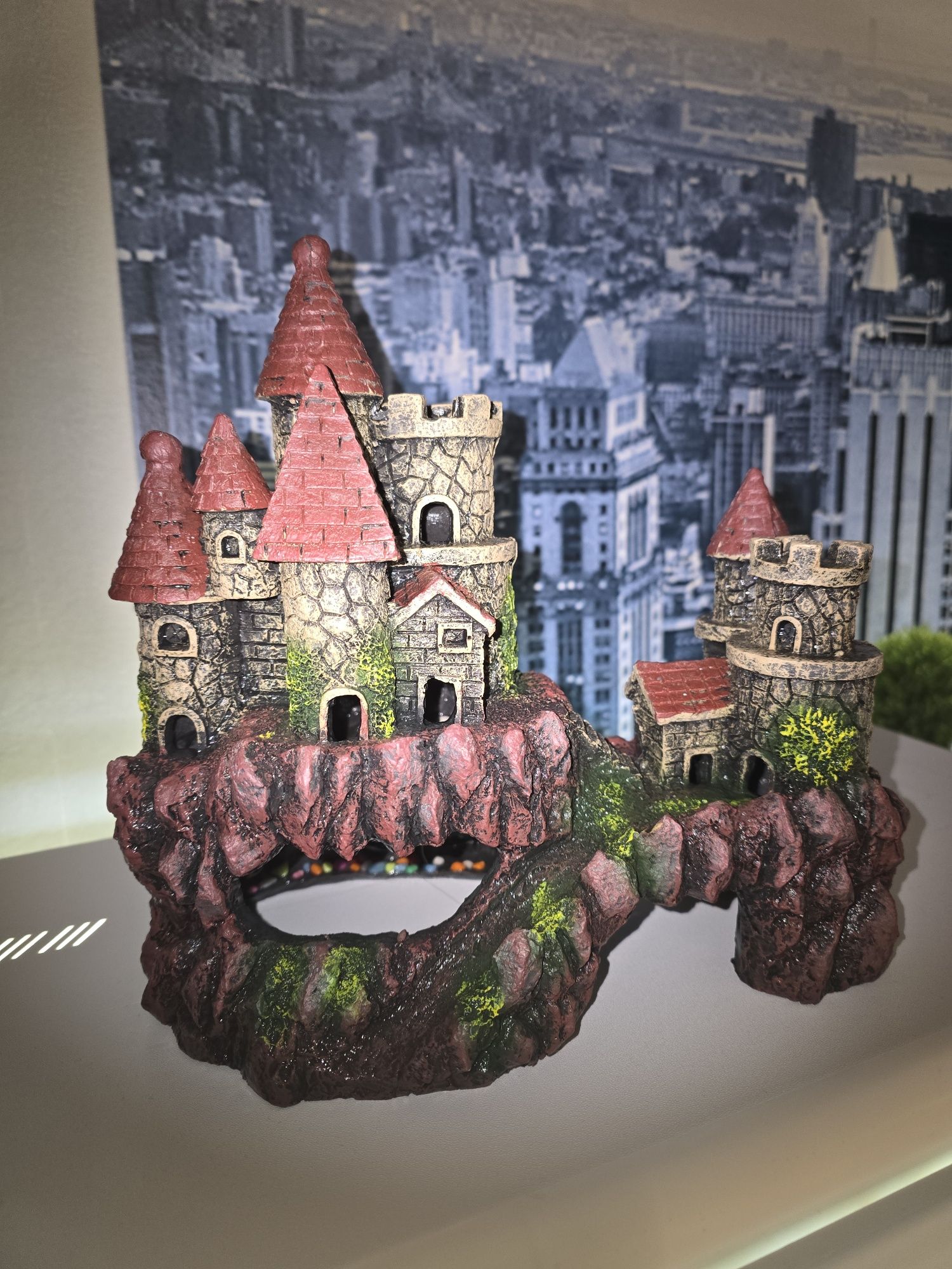 Decor pentru acvariu în formă de castel pe stâncă