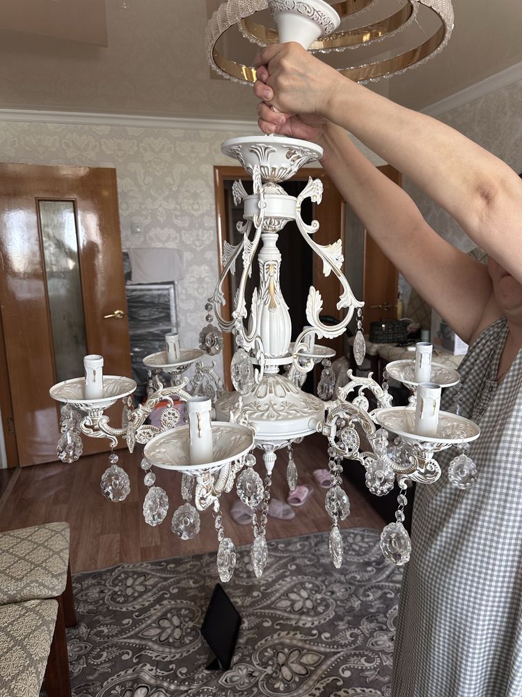Продам стильную классическую люстру