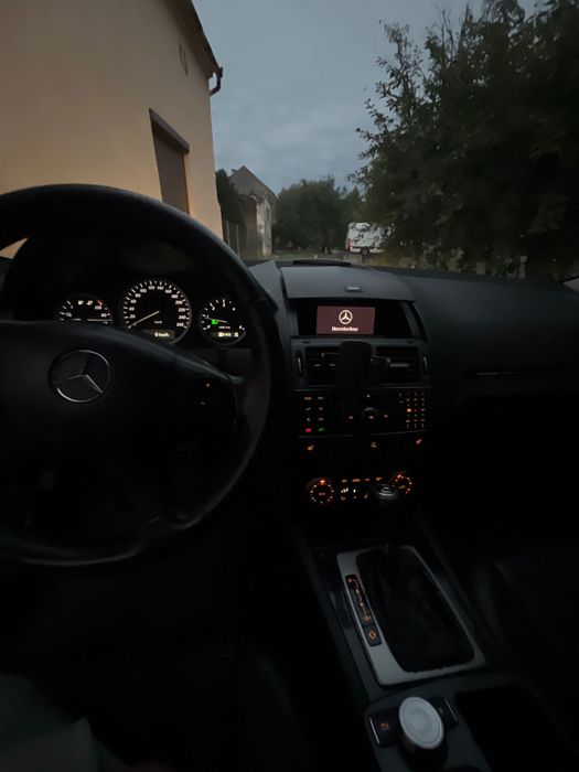 Vând mercedes C180