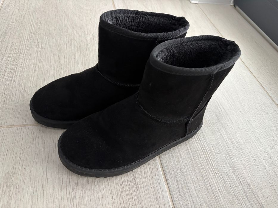 Vand UGG uri dama marca Jenny , negru, marimea 35, stare foarte buna