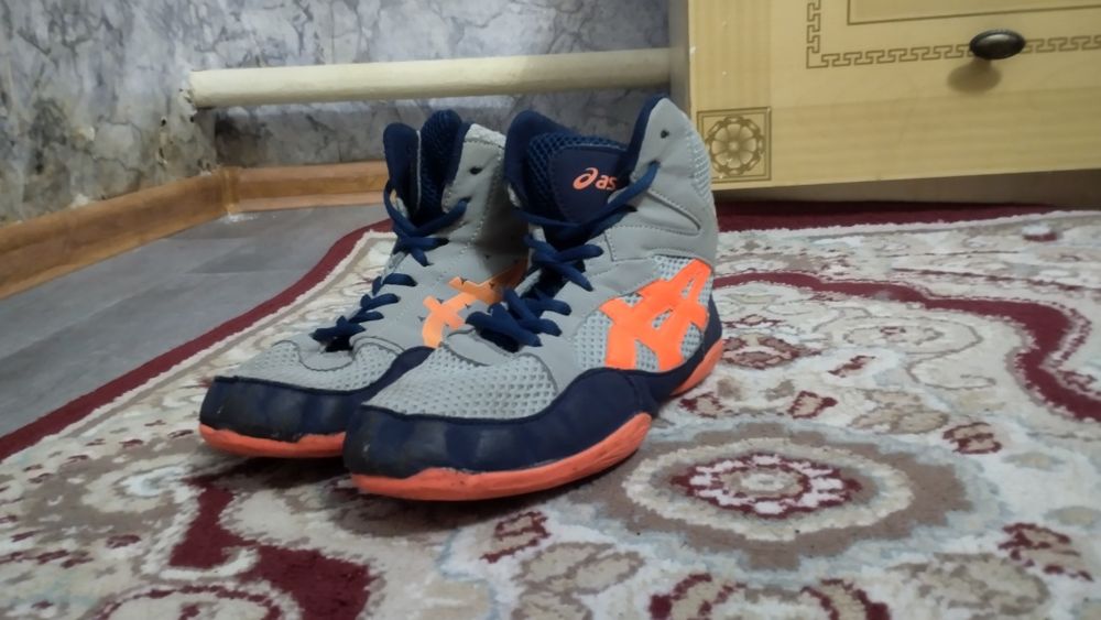 Продам борцовки асикс