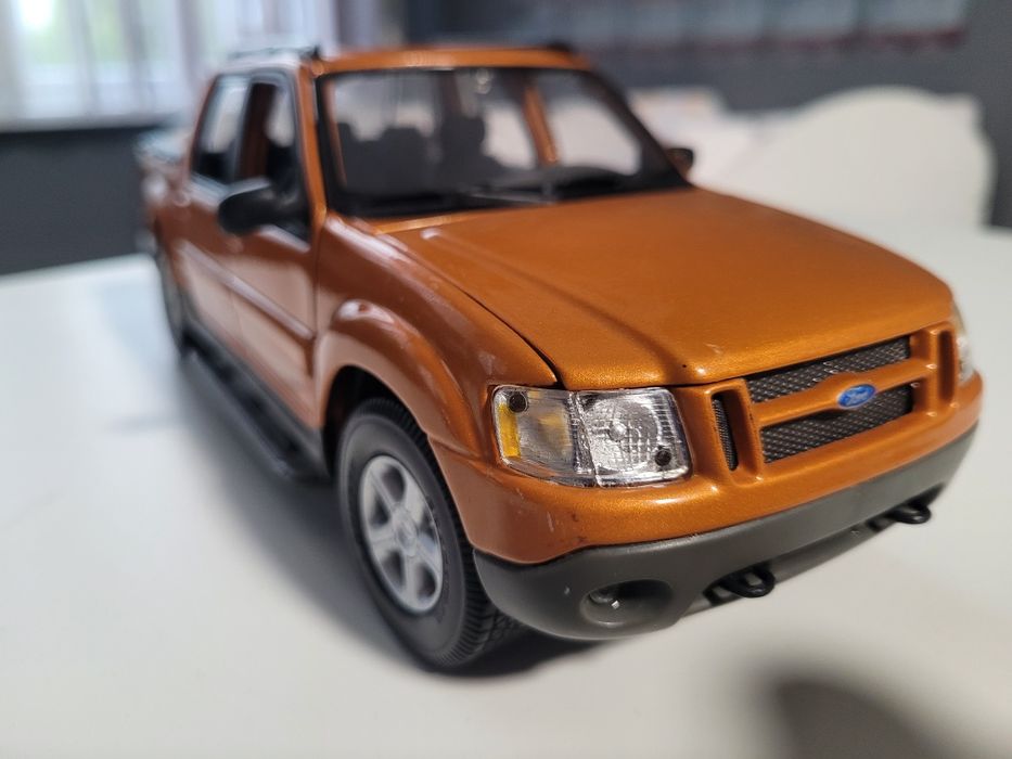 Ford Explorer Sport Trac Orange Maisto модел 1/18 

Отваря