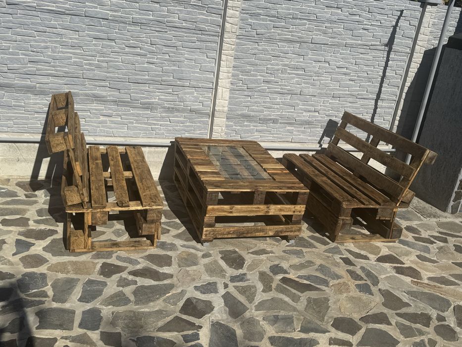 2 bancute si o masa  1700 lei negociabil mesaj in privat